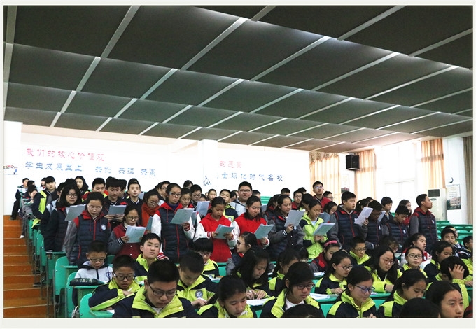 学员们认真学习——学习团歌