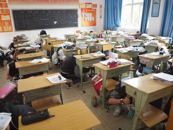 同学们寻找安全地带_副本.jpg