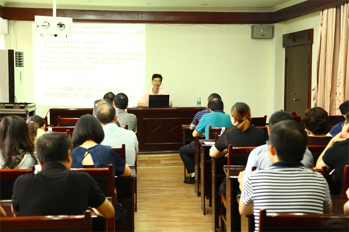 骨干教师分组讨论会.JPG