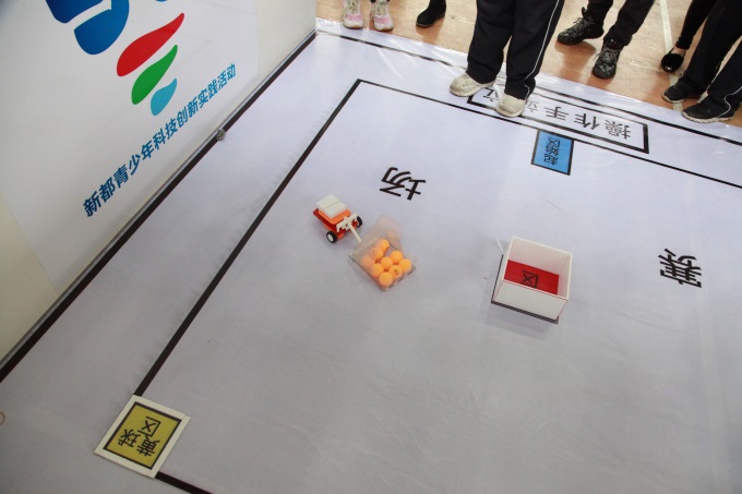 一分钟内运球，黄球每个2分，白球每个1分，三原中学杨卓宇同学一分钟内运黄球9个，白球8个，全场最高分.JPG