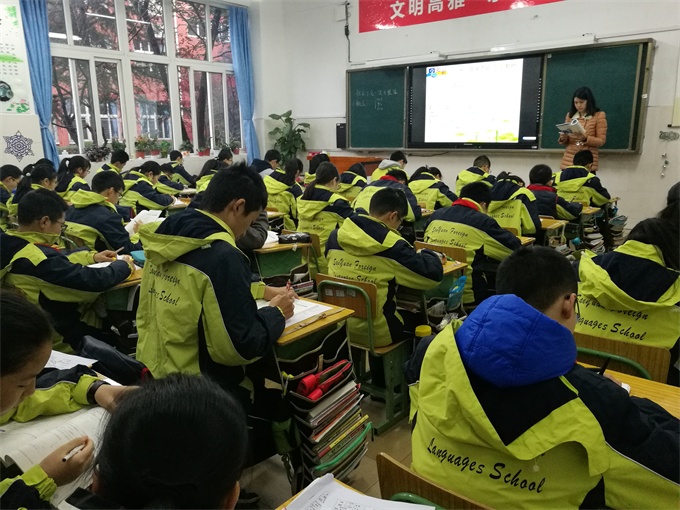 王思利老师组织学生自学.jpg