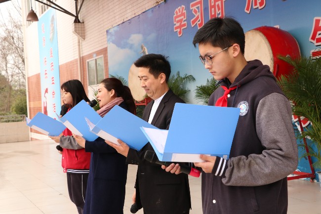 诗朗诵教师.jpg