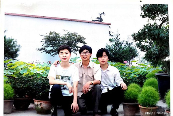 与学生在一起.jpg