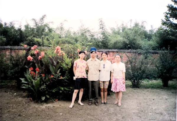 与学生在一起2.jpg