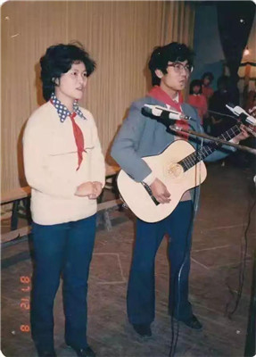 六一节为孩子们表演节目.jpg