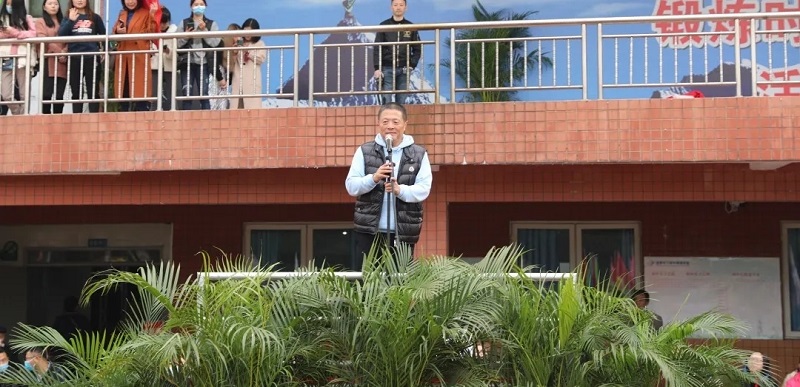 张董事长宣布体育节开幕.jpg